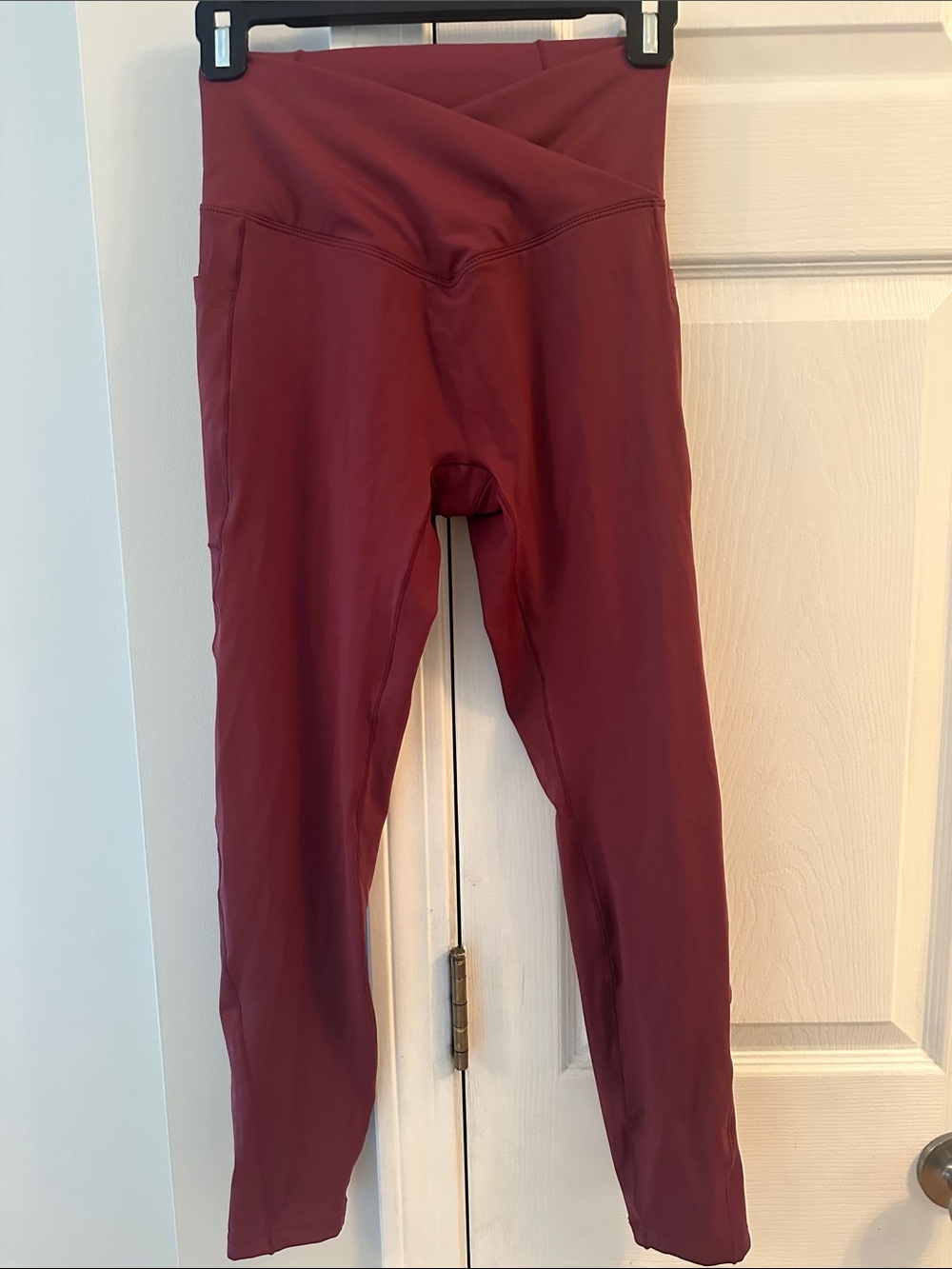 HALARA Crossover Waist Leggings in Wine Color- NWT! Women’s small